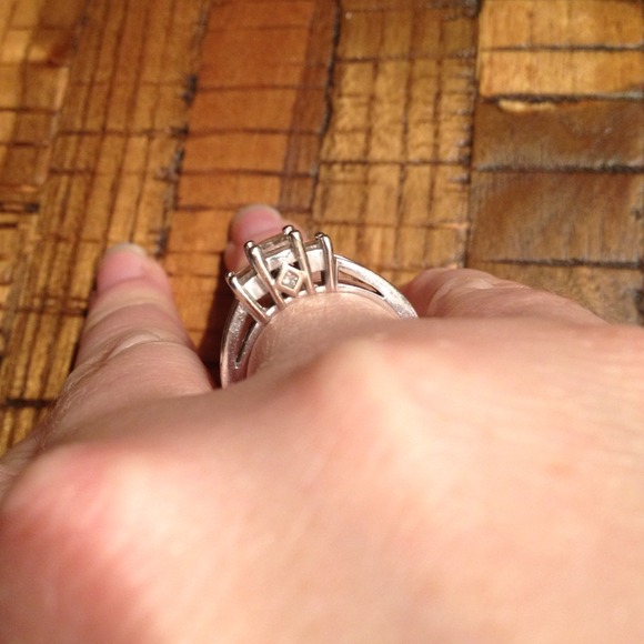 Three stone diamond ring 1 carat total - Picture 2 of 2