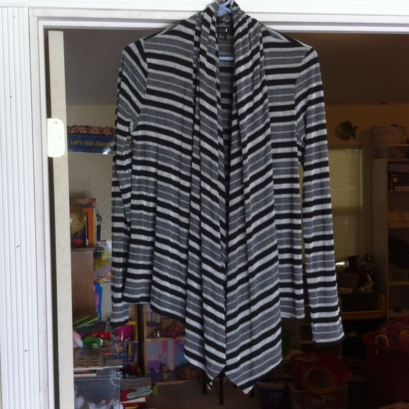 Great flowy very light and comfy cardigan.