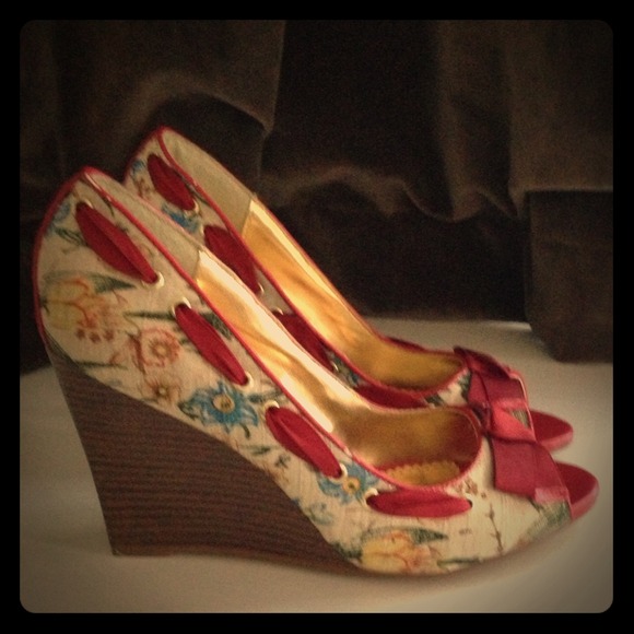Anne Michelle Shoes - Anne Michelle floral peep toe wedges