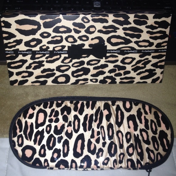 Accessories - Mac travel case cosmetic bag