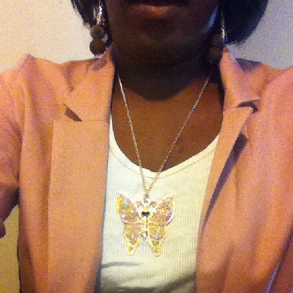 A butterfly necklace!🌺