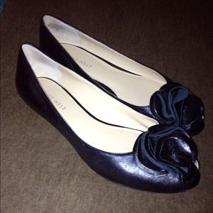 Nine West blk leather peep toe flats with rosettes