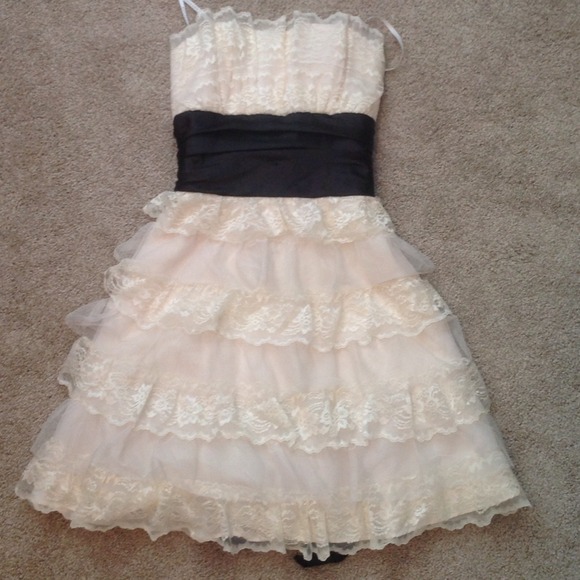 Dresses & Skirts - Reduced strapless lace dress 9/10 juniors