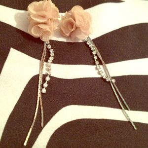 Dangling flower earrings .🌺🌼🌸