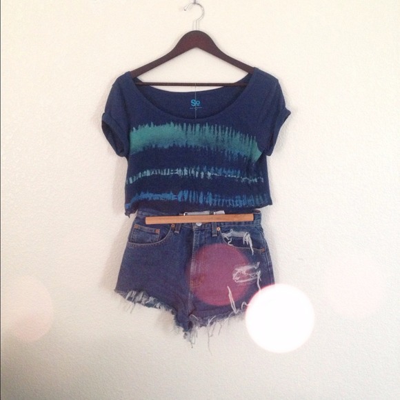 Sea what happens crop top - Picture 1 of 3