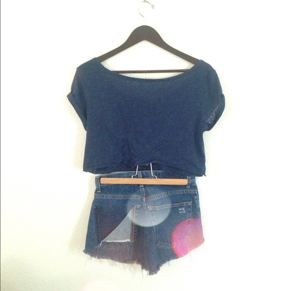 Sea what happens crop top - Picture 2 of 3