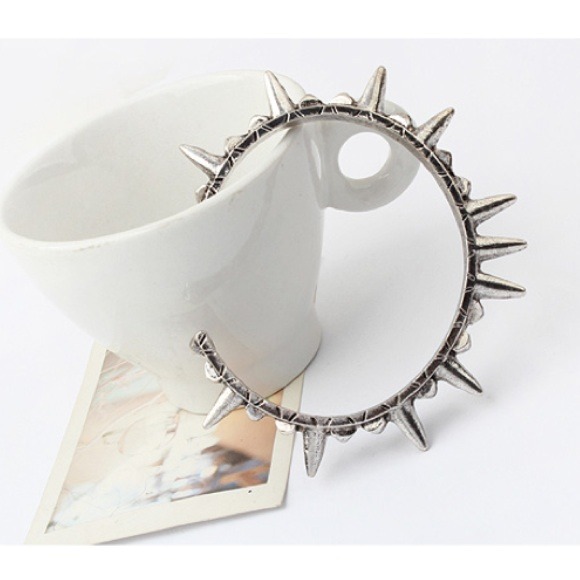 🏮Reduced🏮silver Spiked bangle - Picture 2 of 3
