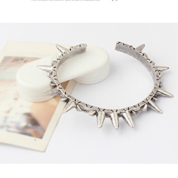 🏮Reduced🏮silver Spiked bangle - Picture 3 of 3