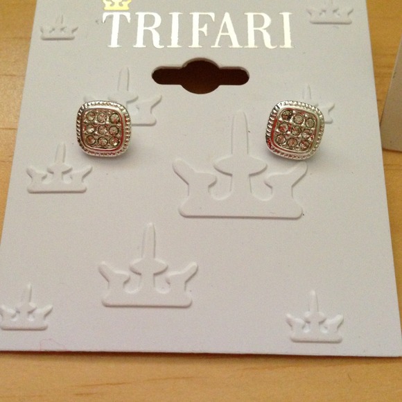A bunch of silver stud earrings