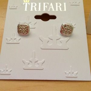 A bunch of silver stud earrings