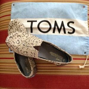 Super cute Toms...NEVER worn! Size 8