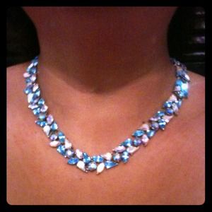 Stunning necklace and earrings!!