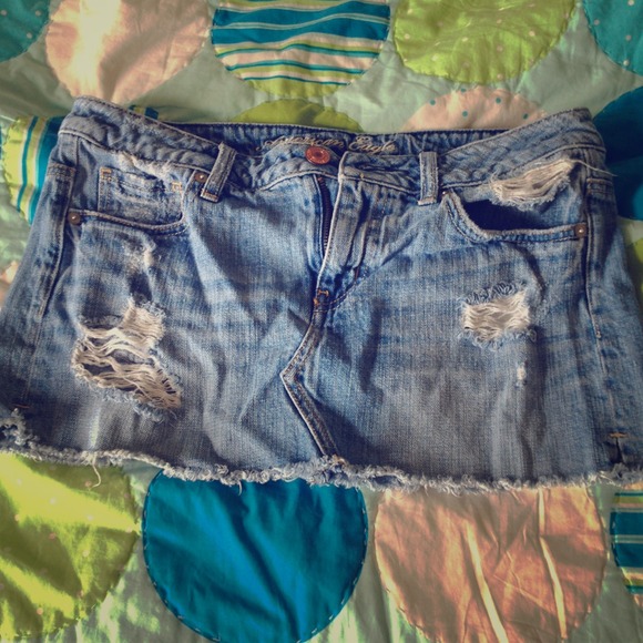American Eagle mini skirt!