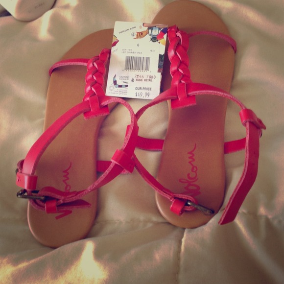 Volcom Shoes - 💢BUNDLE💢 coral Volcom sandals & clutch