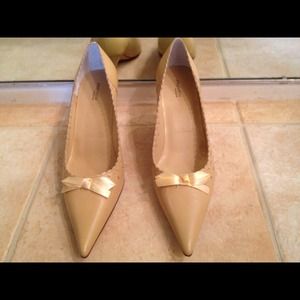 Cream ribbon tied pumps