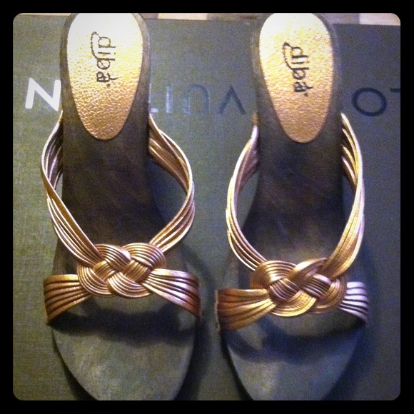 Leather sandals with wooden heel