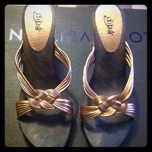 Leather sandals with wooden heel