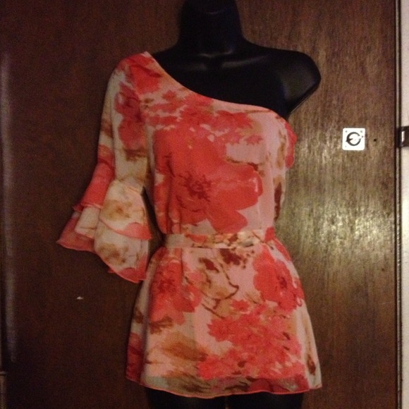 One sleeved floral top