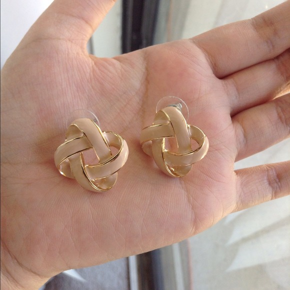 Bundle of clutch and Knot earring