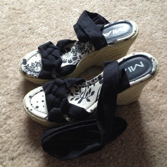 MIA Wedge with ties - NEW
