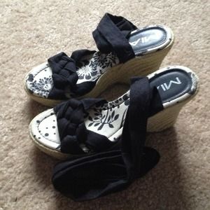 MIA Wedge with ties - NEW