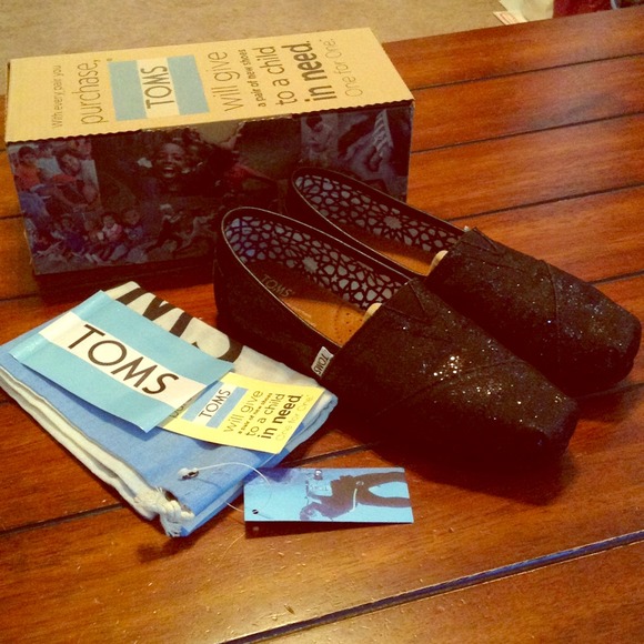 TOMS Shoes - 🚫SOLD🚫  🎀💯Authentic Toms Shoes🎀black glitter