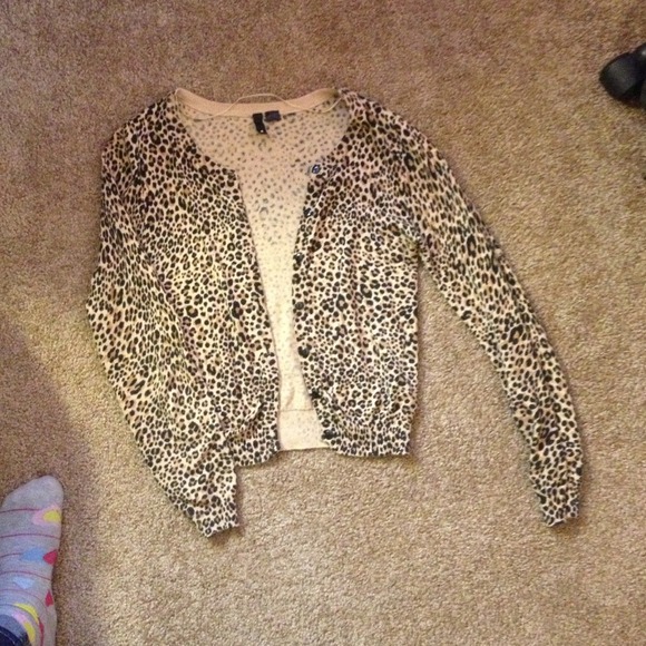 ** SOLD IN BUNDLE** Leopard cardigan