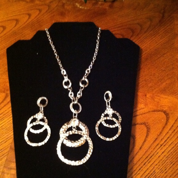 Brand new 2pc necklace set also in gold