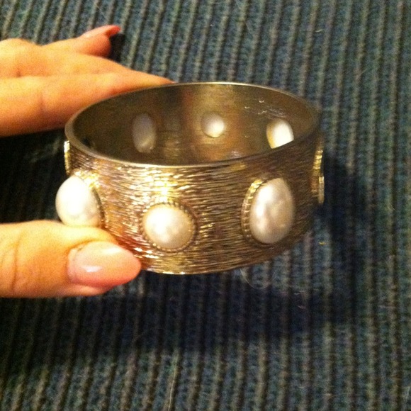 Gold bangle - Picture 1 of 1