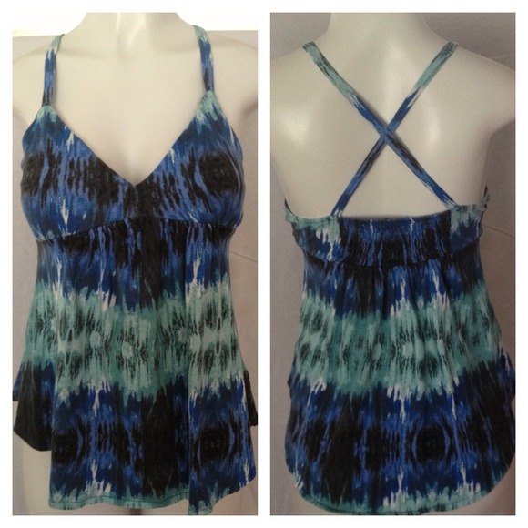 ❌SOLD❌Cute Hurley top! ❤