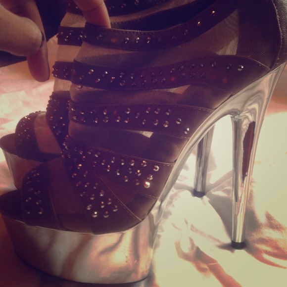 wild pair  Shoes - 🎉hp🎉Silver and nude open toe platform shoes