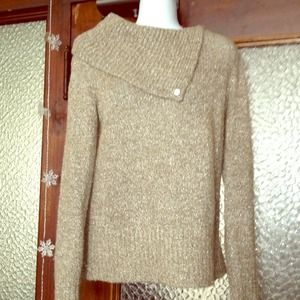 Glamorous sweater with sparkly fibers