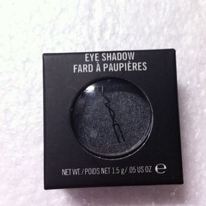 MAC eyeshadow Typographic color