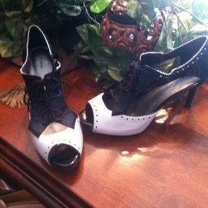 ❌❌SOLD in Bundle❌❌/White lace up heels!