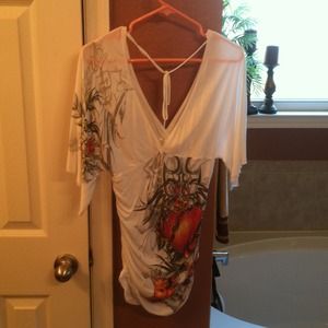 ❌SOLD❌White low V front print shirt