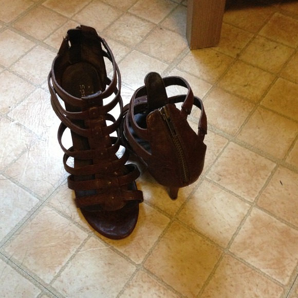 Brown spring shoes - Picture 2 of 4