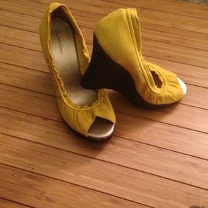 👠Cute Bright Charlotte Russe Yellow Wedges!