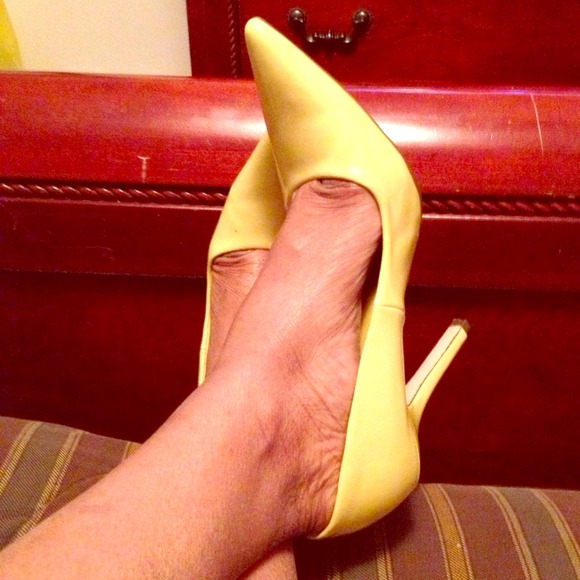 Yellow pumps - Picture 1 of 4