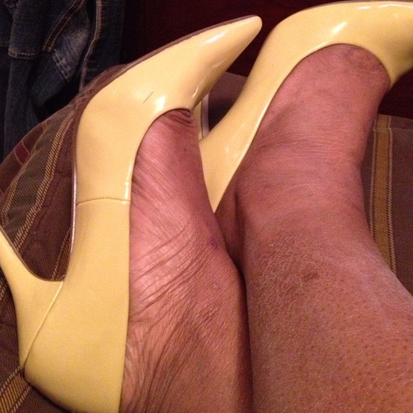 Yellow pumps - Picture 3 of 4