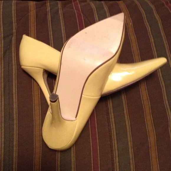 Yellow pumps - Picture 4 of 4