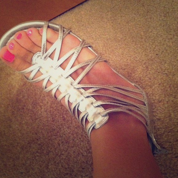 Cute sandals!