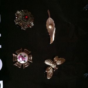 Lot of four vintage brooches