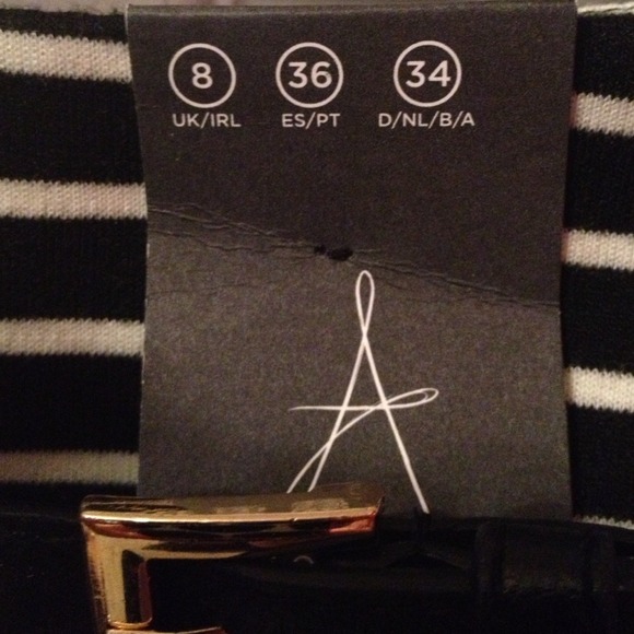 🚫❌SOLD❌🚫Black & white striped pencil skirt! - Picture 3 of 3