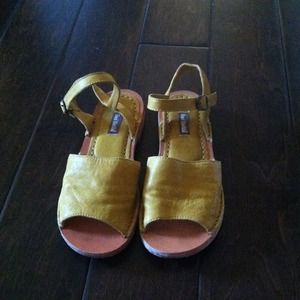 Gee walla sandals