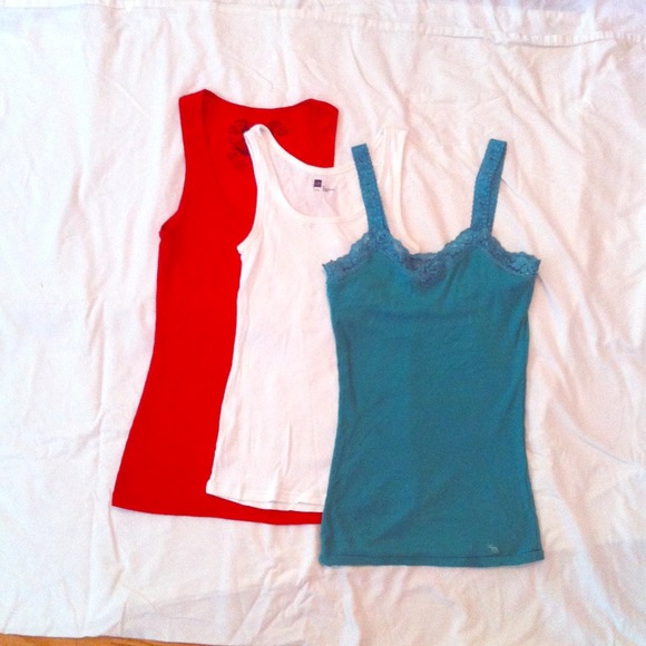 Comfortable summer tanks!! Set of 3!
