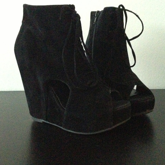 Black open side peep toe wedges
