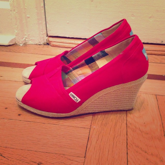 ❤ REDUCED ❤TOMS red canvas wedges SIZE 7