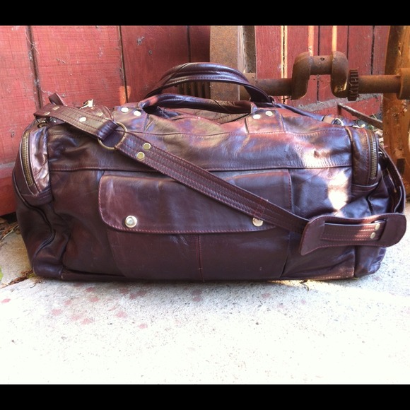SOLD 🙌 Vintage Leather Duffle Bag in Plum