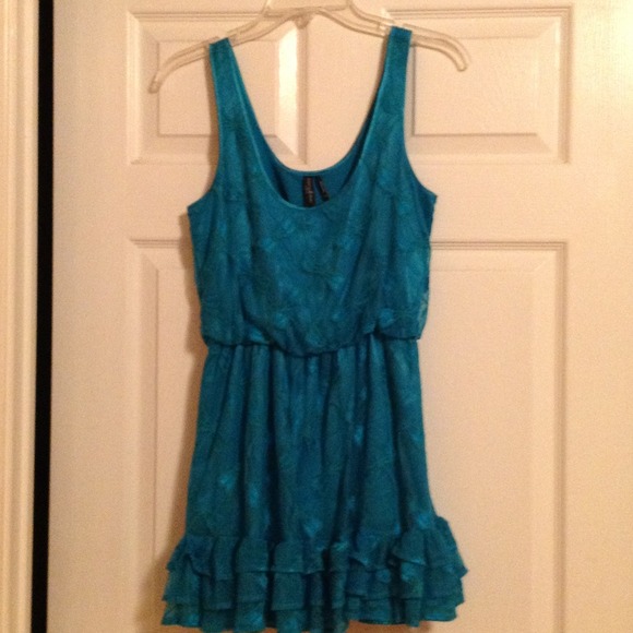 Cute dress, fits perfect .