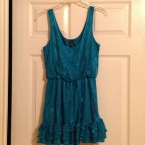 Cute dress, fits perfect .